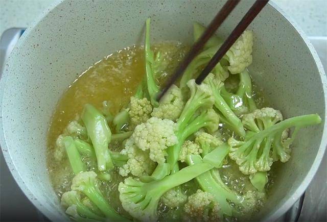 炒花菜有人焯水，有人下锅直接炒，都不好吃，酒店大厨分享技巧