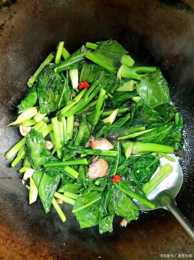 炒青菜时，不能直接下锅炒，牢记4个技巧，好看又好吃，比吃肉香