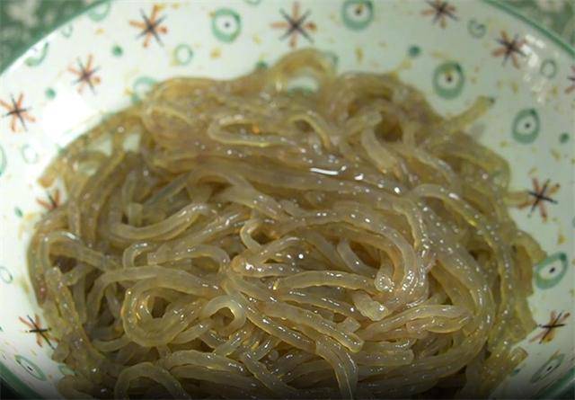 包菜炒粉条怎样做才好吃？技巧全在这里，难怪以前炒的粉条老粘锅