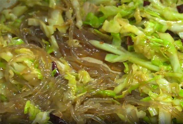 包菜炒粉条怎样做才好吃？技巧全在这里，难怪以前炒的粉条老粘锅