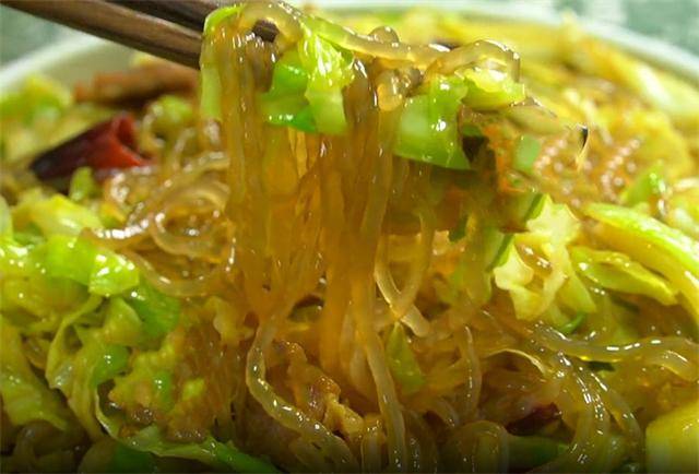 包菜炒粉条怎样做才好吃？技巧全在这里，难怪以前炒的粉条老粘锅