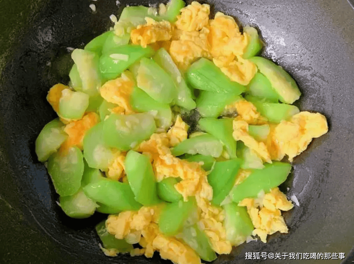 丝瓜炒鸡蛋，牢牢记住2个小技巧，保证丝瓜翠绿鲜嫩，入味好吃