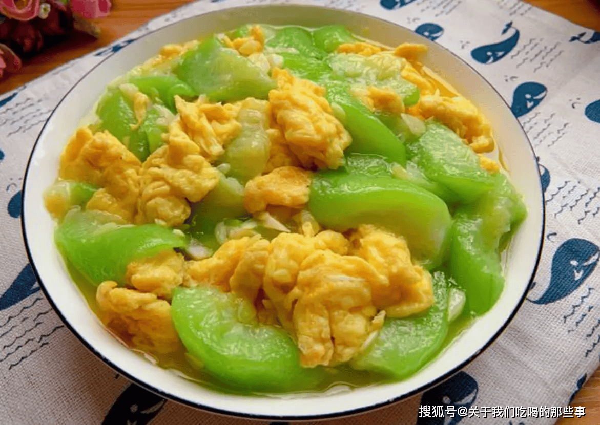 丝瓜炒鸡蛋，牢牢记住2个小技巧，保证丝瓜翠绿鲜嫩，入味好吃