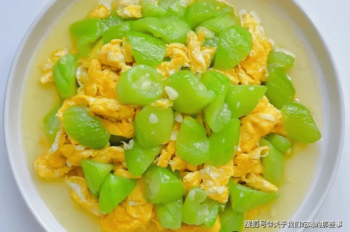 丝瓜炒鸡蛋，牢牢记住2个小技巧，保证丝瓜翠绿鲜嫩，入味好吃