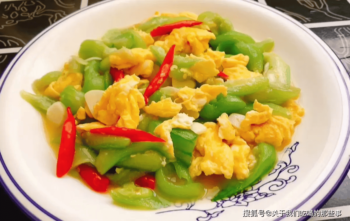 丝瓜炒鸡蛋，牢牢记住2个小技巧，保证丝瓜翠绿鲜嫩，入味好吃