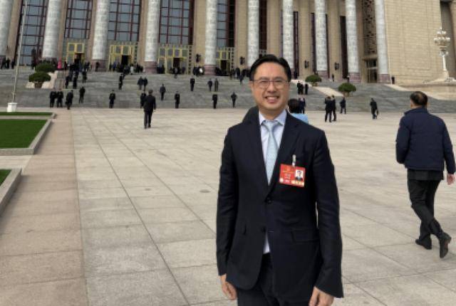 “China Travel”燃爆全球！全国人大代表冼汉迪：建议探索多元化退付方式，支持人民币直接退税至境外账户｜两会声音
