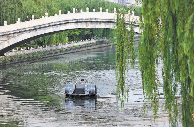 全自动无人割草船南护城河上岗